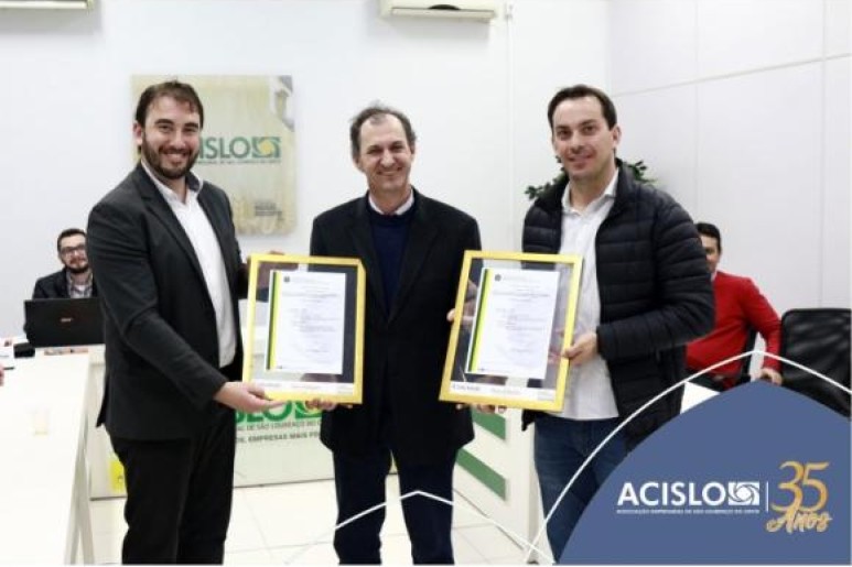 Capa notícia Solução empresarial: Após longo processo, empresário recebe certificados de registro de marca