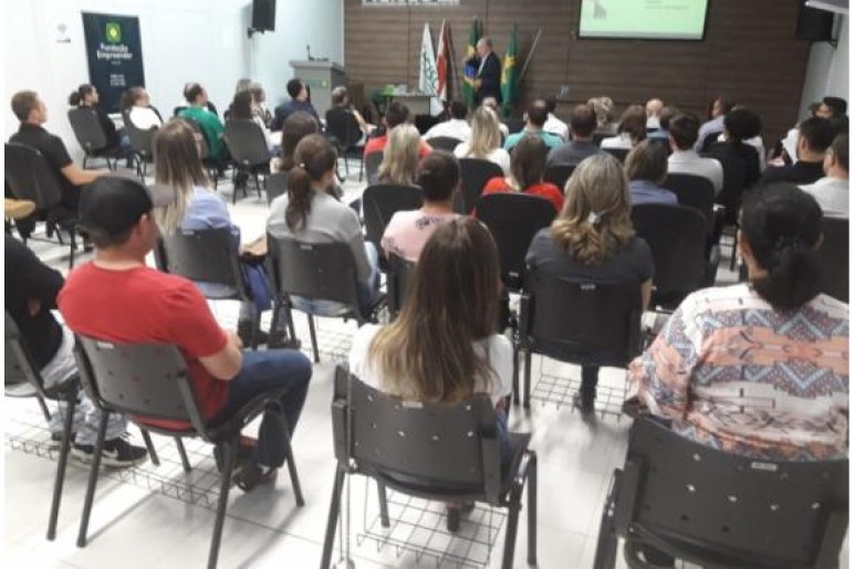 Capa notícia Palestra com diretor de integração Facisc aborda Educação Financeira 