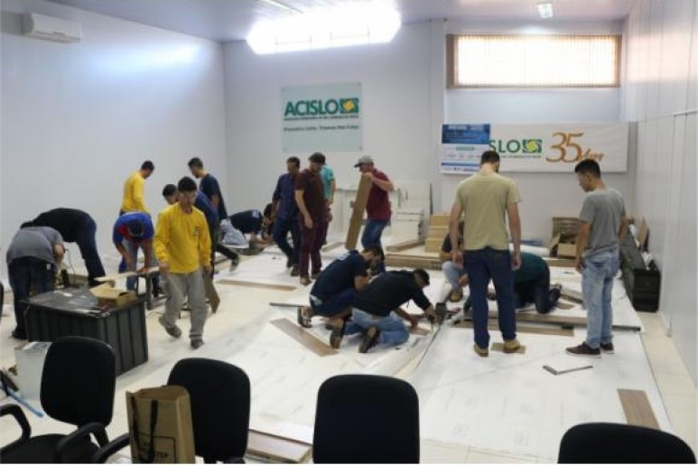 Capa notícia Profissionais de construtoras passam por capacitação para instalação de piso laminado