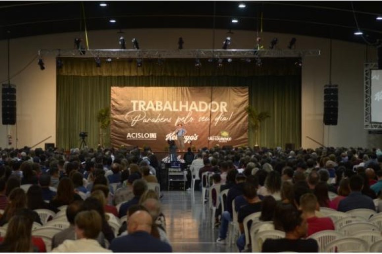 Capa notícia Mais de três mil pessoas participam de show em comemoração ao Dia do Trabalhador