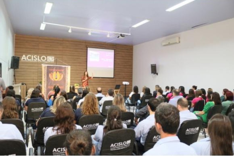 Capa notícia Da sala de aula para o empreendedorismo, Flavia Pederssetti conta sua história no Café Empresarial