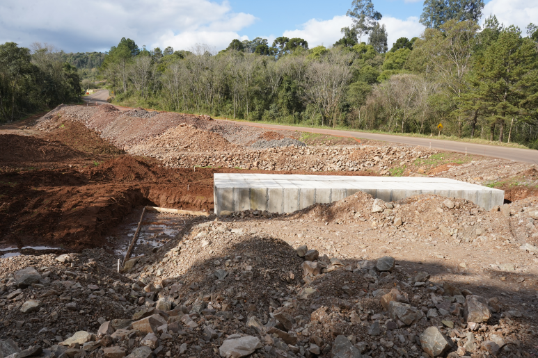 Capa notícia Obras da SC-305 entre SLO e Campo Erê avançam, mas conclusão dentro do prazo é incerta
