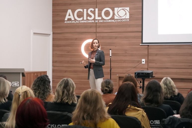 Capa notícia N&uacute;cleo da Mulher Empres&aacute;ria aborda uso profissional da fotografia com celular em curso